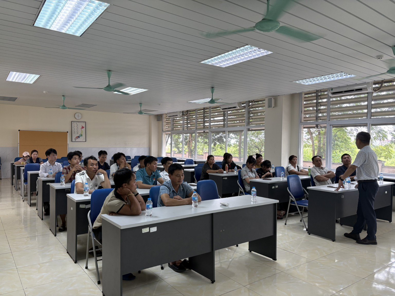 Tư vấn người lao động tại lớp