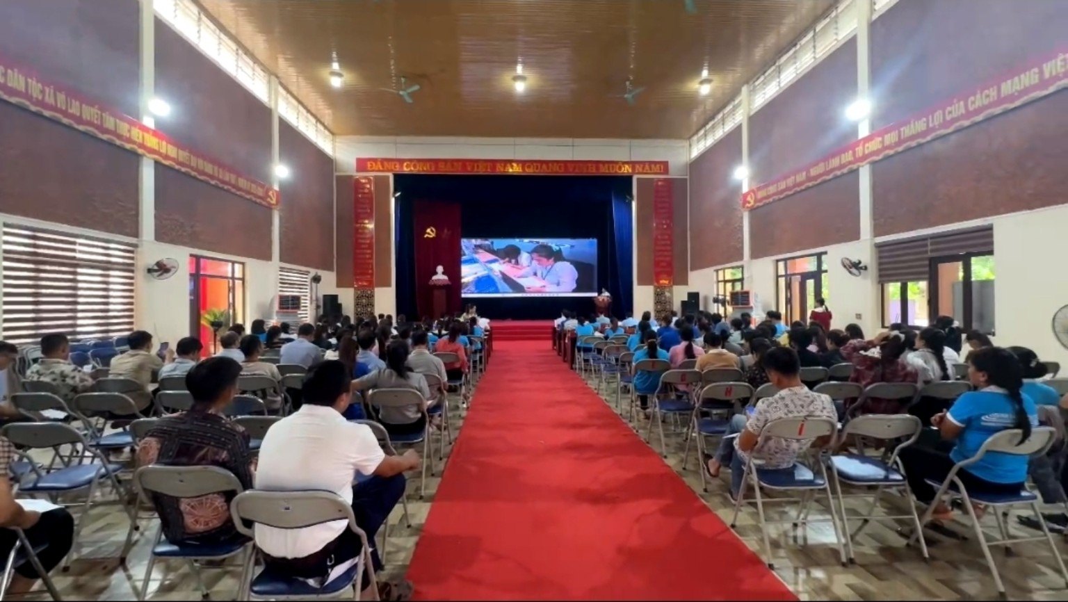 Đội ngũ tại địa điểm làm việc