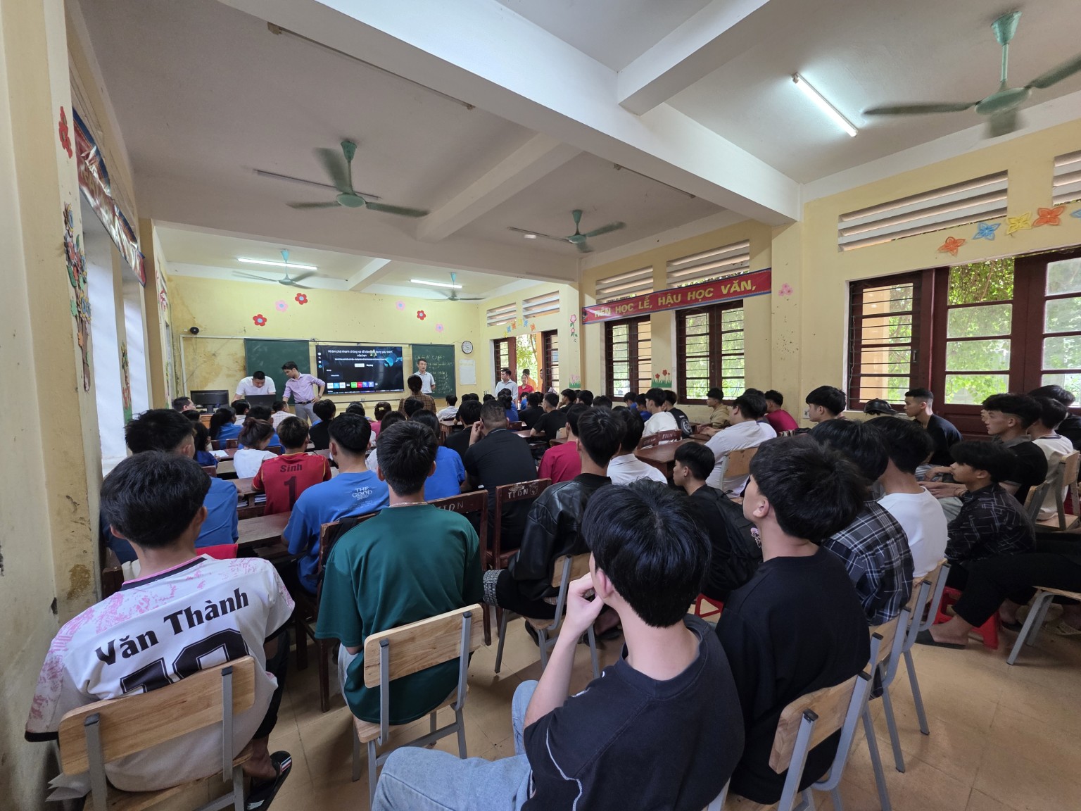 Tư vấn việc làm tại trường học