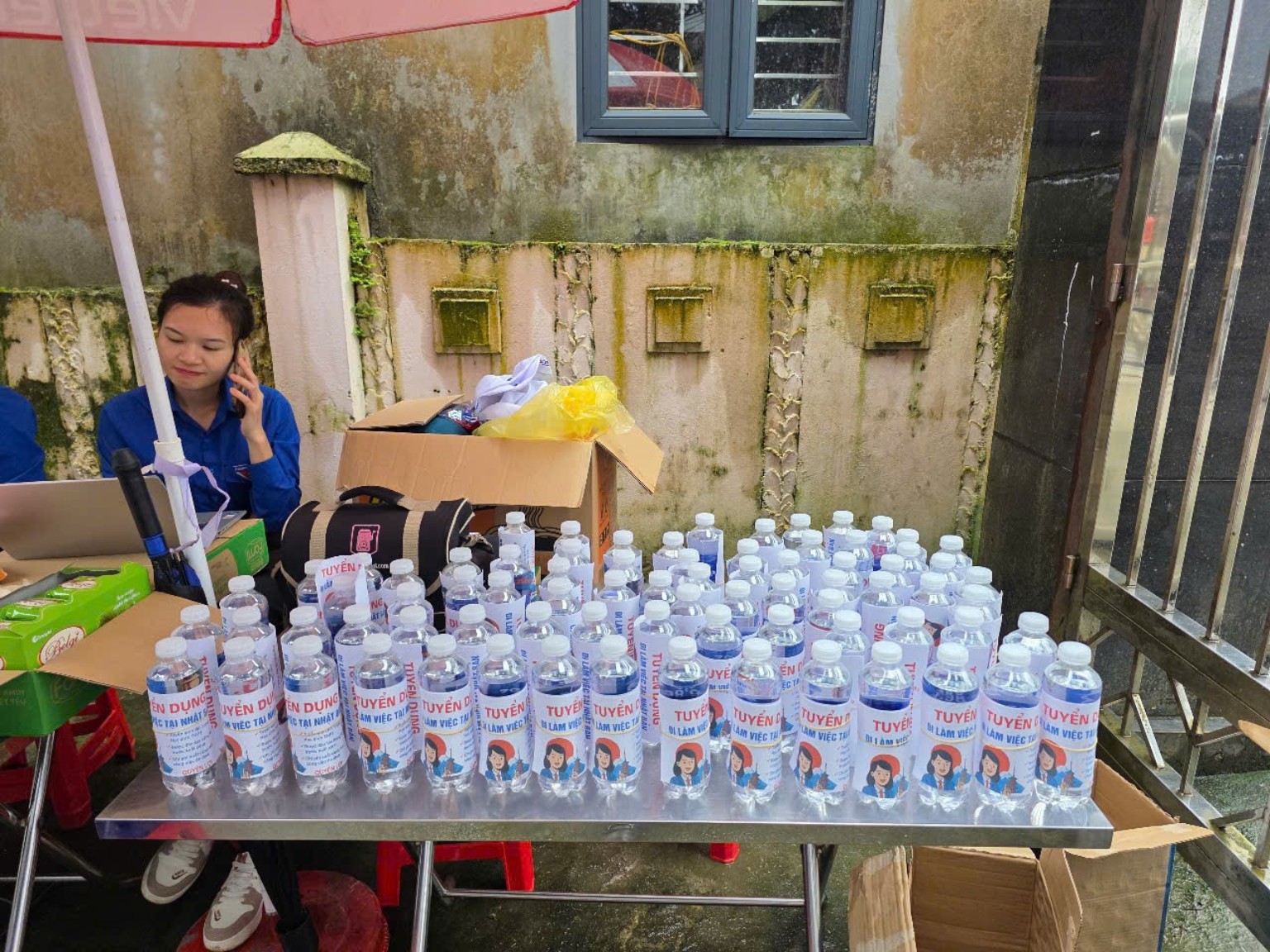 Chuẩn bị nước và vật dụng hỗ trợ người lao động