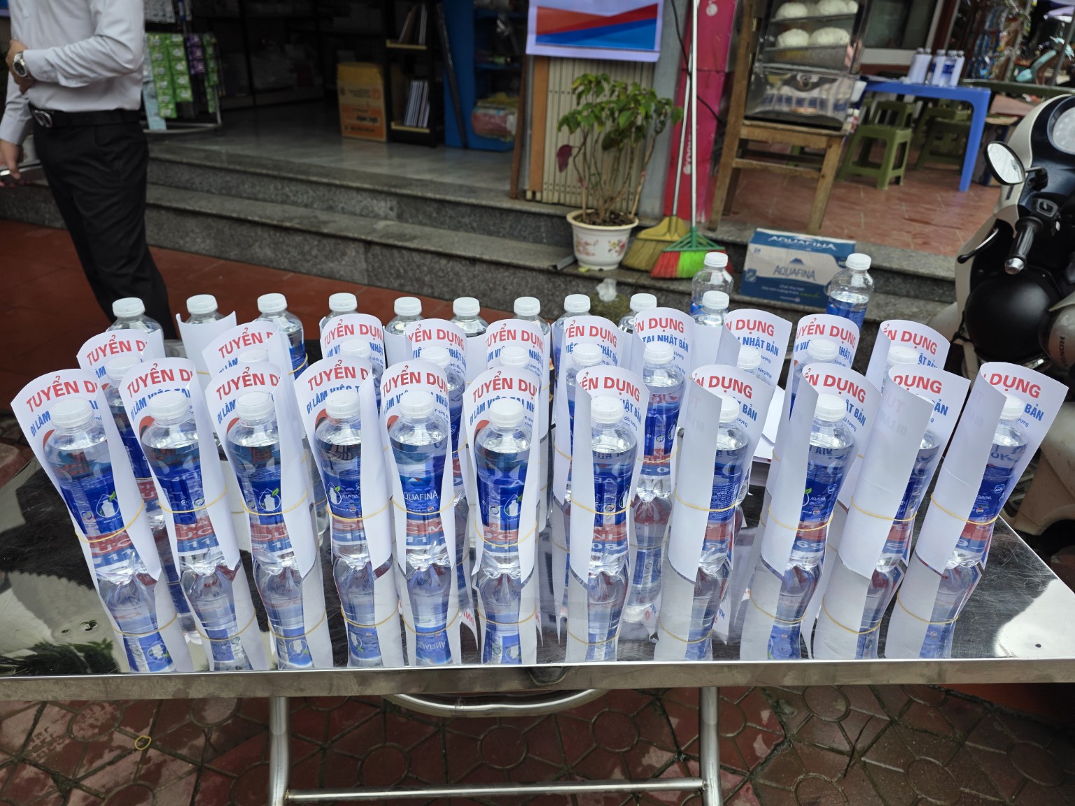 Chuẩn bị nước uống hỗ trợ người lao động